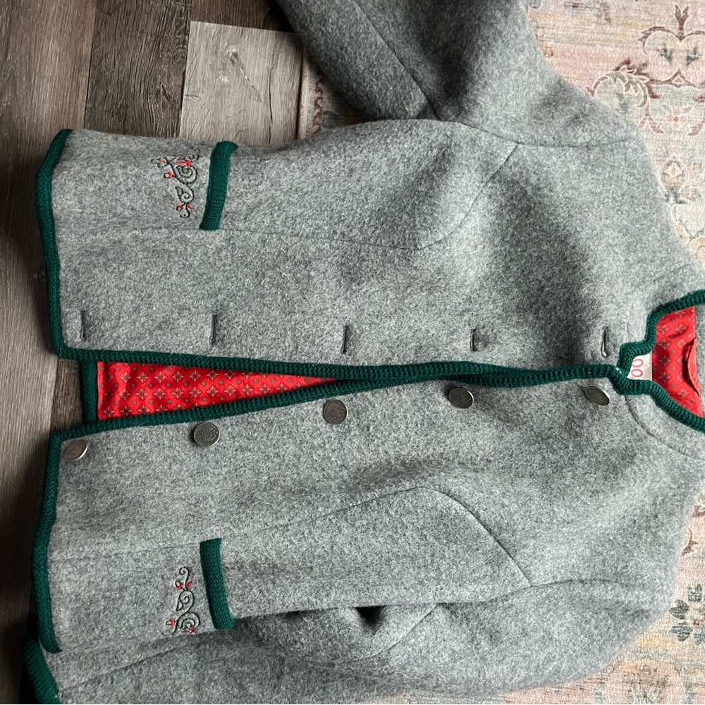Stylish Gray Blazer with Green Trim and Red Lining